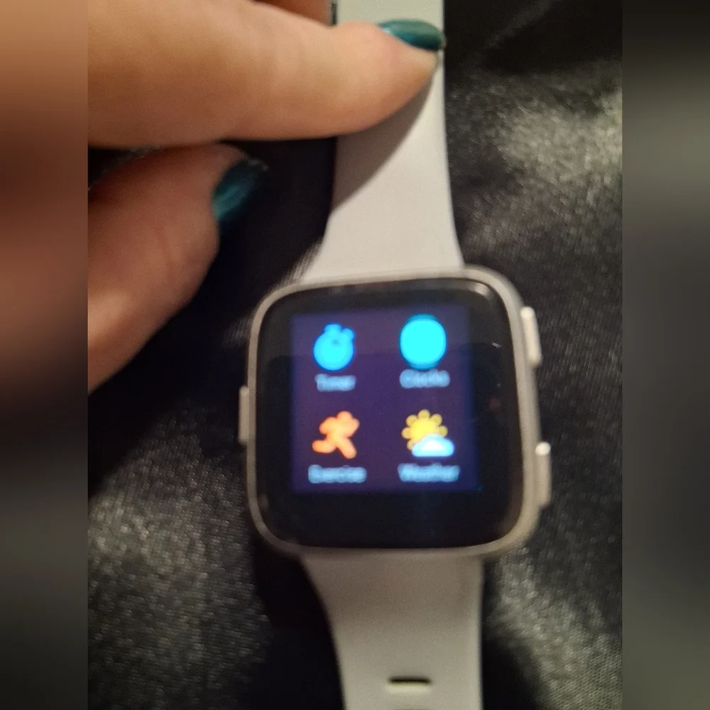Fitbit Versa Health Tracker Smartwatch with Gray Band! No Charger.